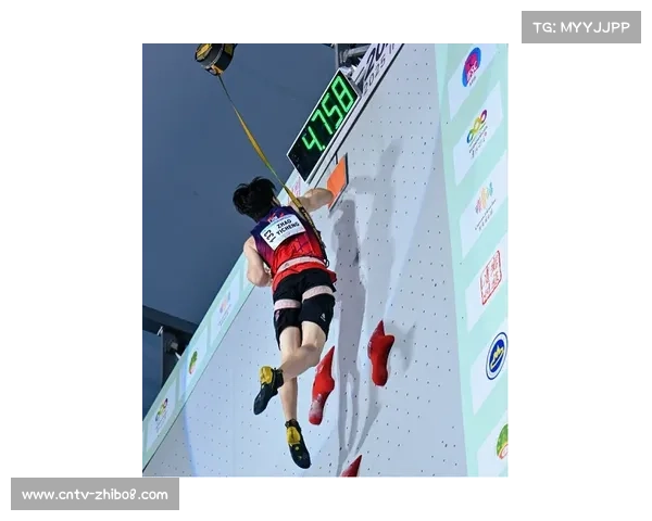世界攀岩锦标赛：日本选手领攀脱落，安全带自锁装置救险